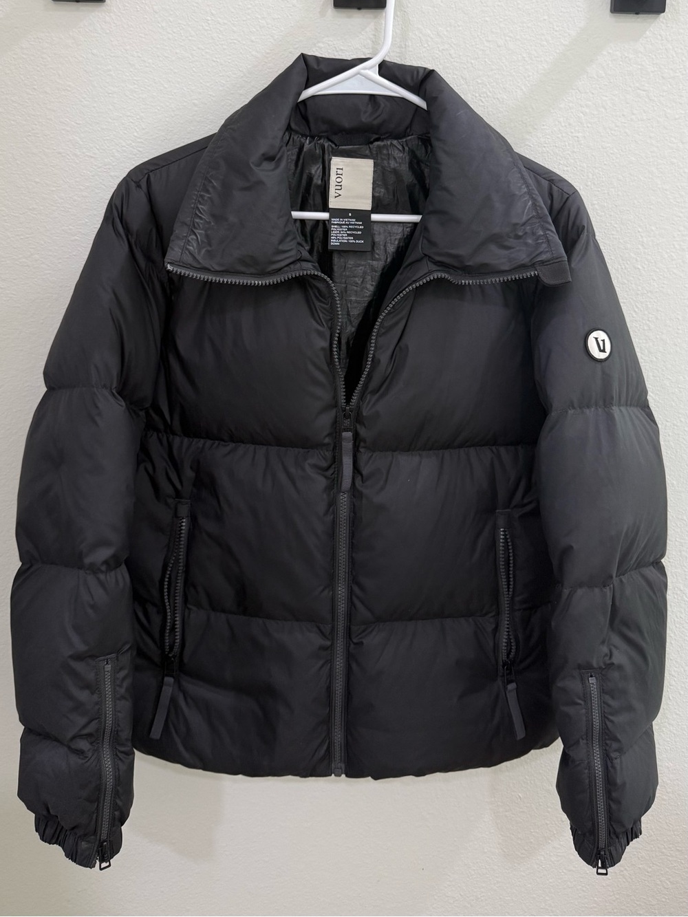 Vuori Women’s Hillside Down Puffer Full Zip Jacket – Black – Size Small